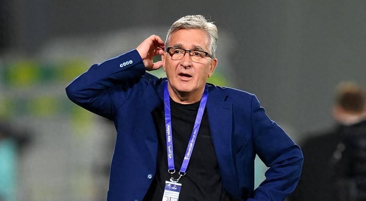 有球迷认为,朱晨杰的抛球动作,虽然隐蔽,但确实对对方球员产生了影响