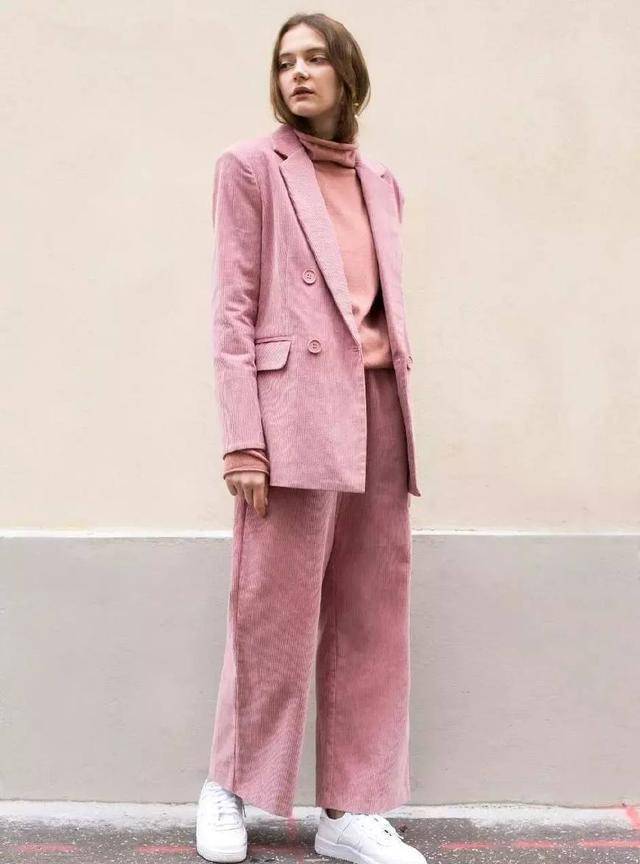 外搭一件粉色调的西装外套,甜美小女子的温柔气息也就油然而生.