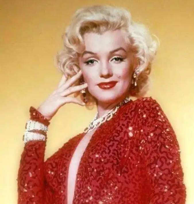 1962年,殡仪师披露玛丽莲·梦露心酸细节:下葬前为她穿衣服