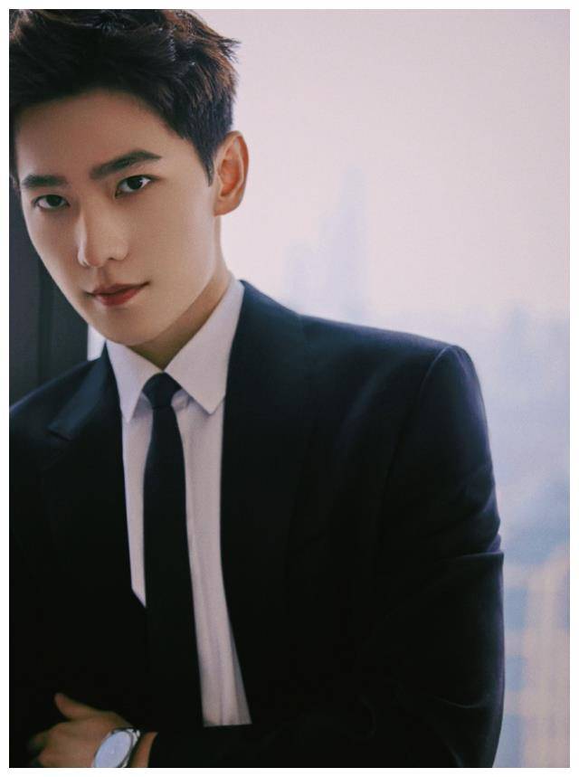 杨洋病倒佩戴拐杖入院医生多次叮嘱经纪人严心相随