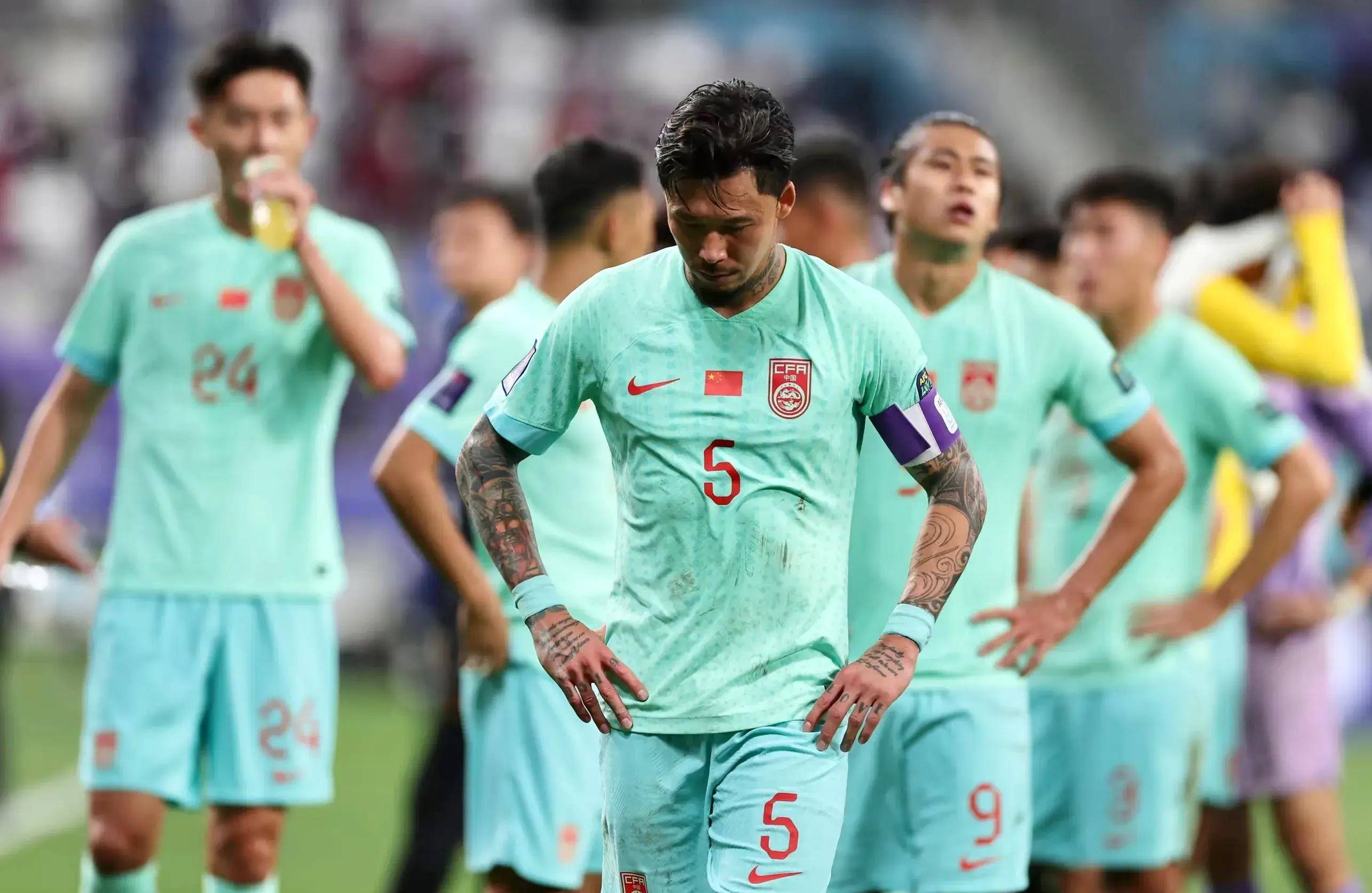 艾克森压哨留队有深意,伊万选人显魄力,重用归化或成胜负手