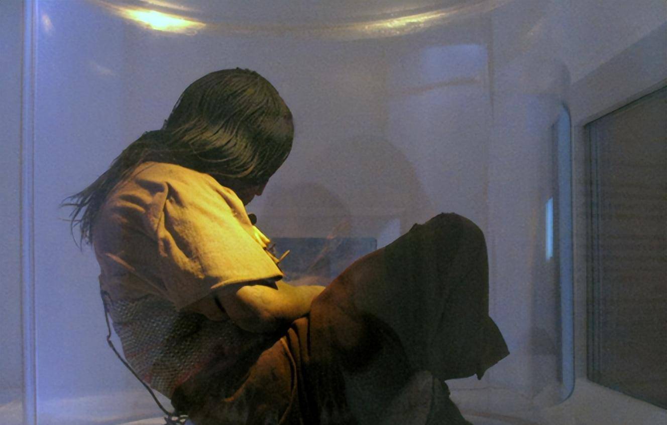 原创6700米山顶惊现冰冻少女历经500年容颜未变怪异死相揭露身份