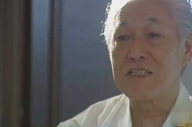 05年上海40岁农妇怀胎4年不产,胎儿"隔肚识物",医生揭开真相_张永华