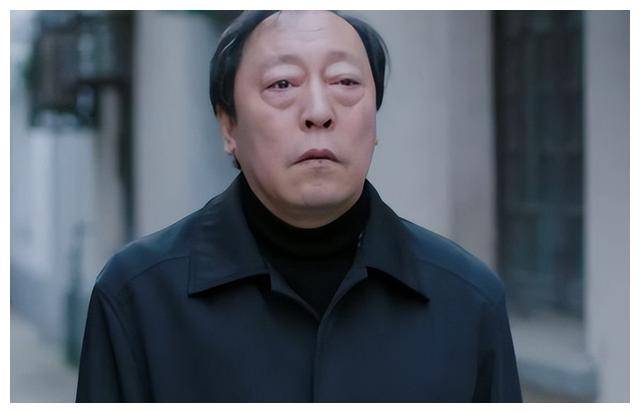 然而,世事无常,这位演员却凭借着这张"面瘫"脸成
