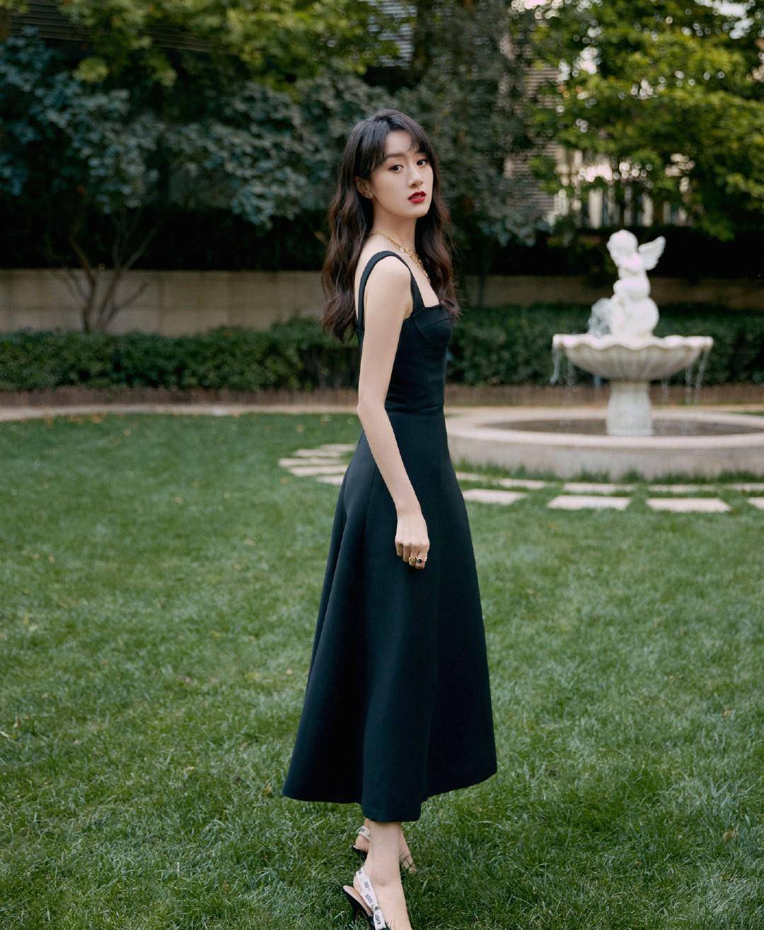 《爱情公寓》跑龙套,今主演《琉璃》大火,吊带长裙生图惊艳