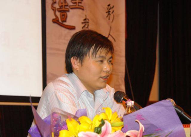 宣教中心综合室的副主任,同年10月开始挂职河北承德市隆化县的副县长