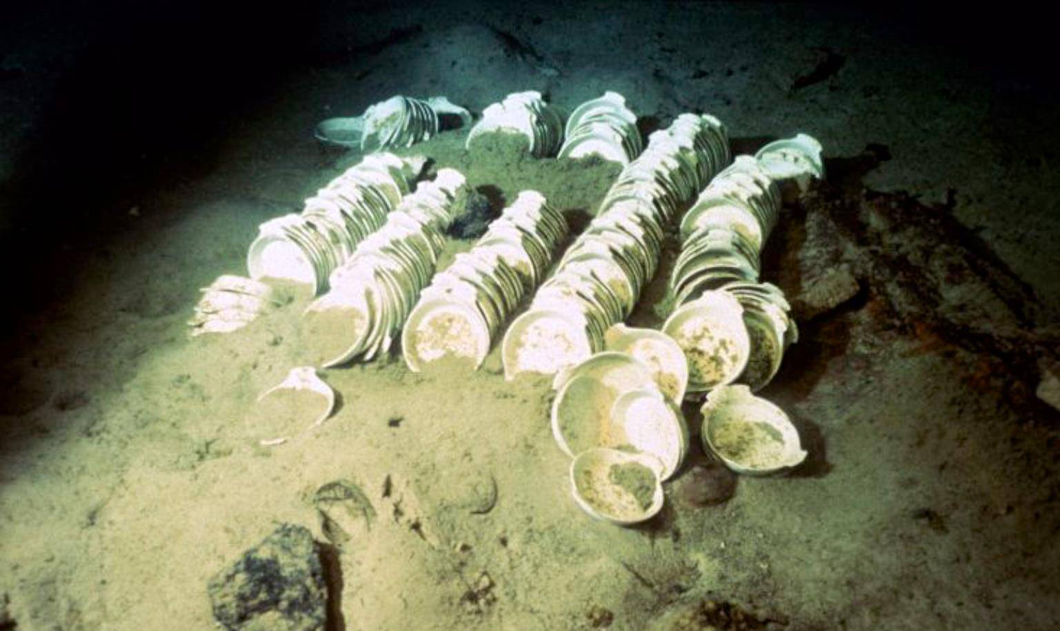 沉入海底80年的泰坦尼克号残骸慢慢被海水腐蚀图7鞋子质量好