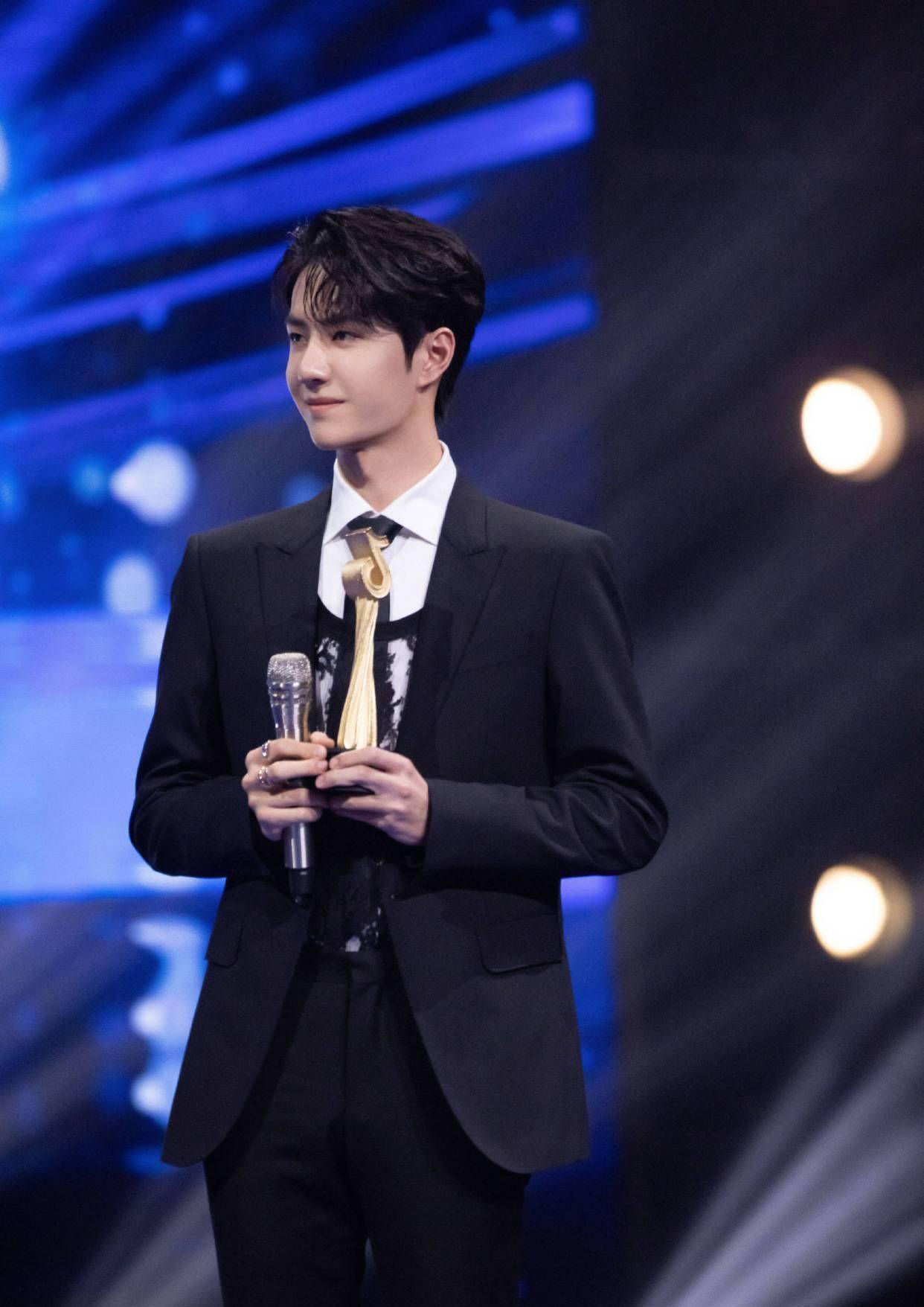 王一博蝉联寻艺95后新媒体指数男艺人28连冠,七个月持续登顶榜_人气