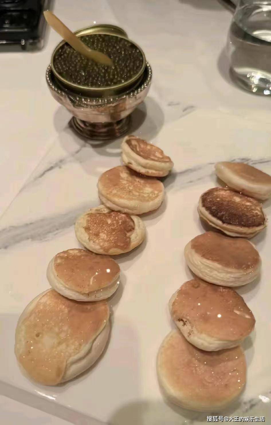 原创李湘又上热搜不顾时差飞往伦敦看王诗龄鱼子酱晚餐引发热议