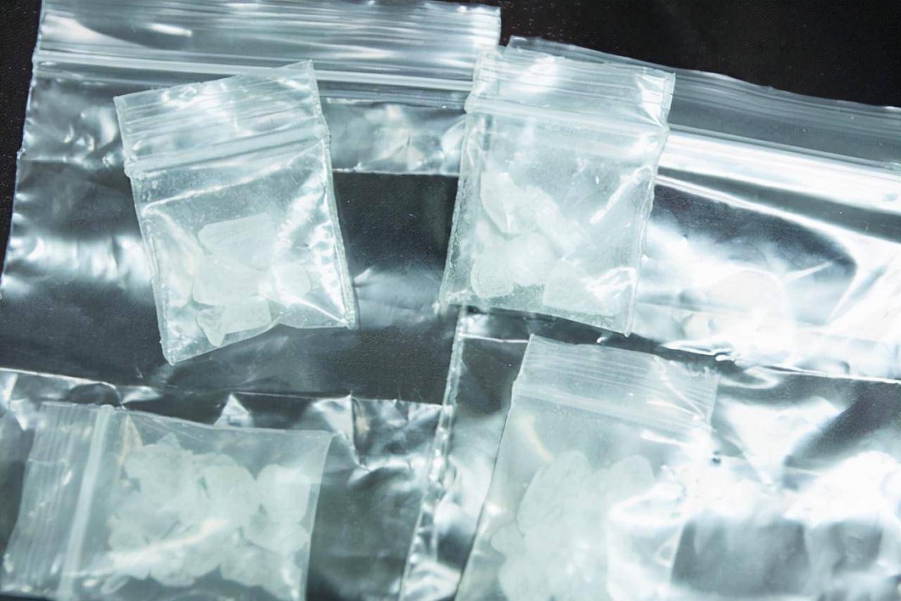 原创大毒枭刘招华制毒几十吨逃亡9年逃亡途中还因中彩票上了电视