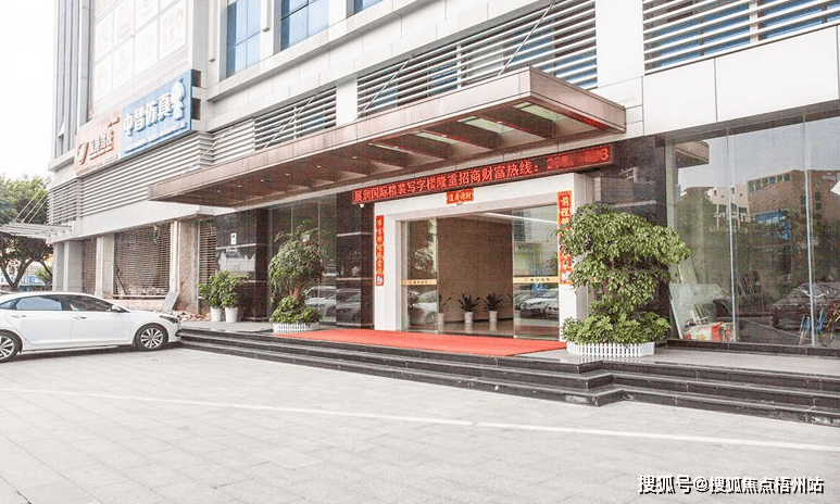 深圳展润国际大厦租1-20人独立办公室 精装修 带家具 交通便利 可注册