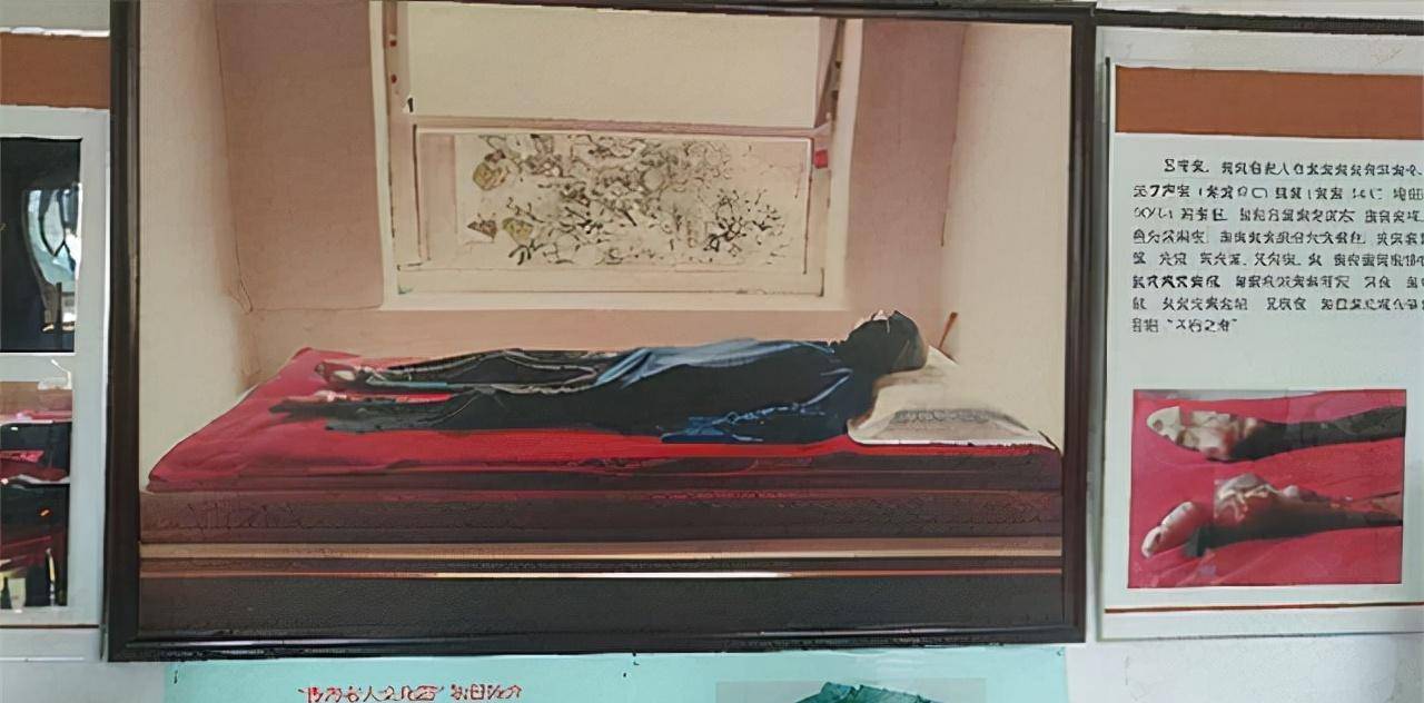 原创88岁老人去世29年肉身不腐遗体安放在屋子里多人前来参观