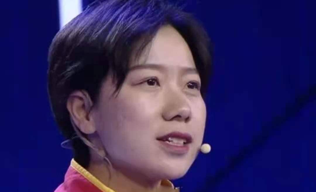 1994年,拾荒老人收养一独臂女弃婴,捡废品供她上学,如今怎样了_思恩