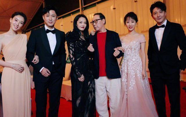 原创原创都挺好剧组红毯重聚姚晨涂红唇美艳动人倪大红内搭抢镜