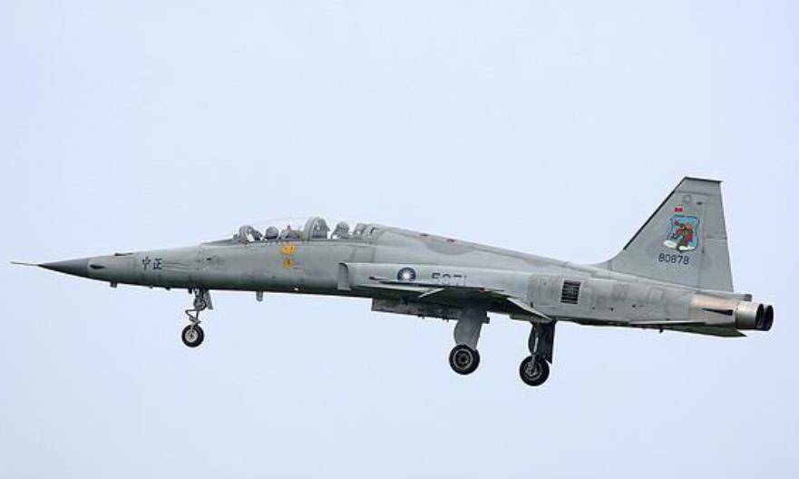 黄植诚:驾百万战机回大陆,获65万奖金,娶空姐为妻_王牌飞行员_空军