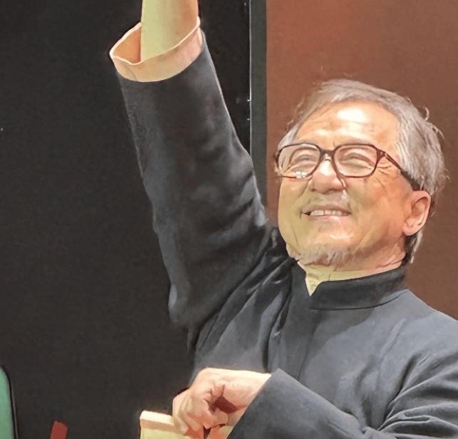 原创笑翻了泪目70岁的成龙大哥头发花白皱纹明显他已经走上了另一条