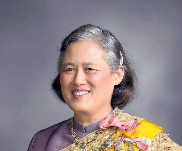 诗琳同亲授提帮功,颇有点帝师指导太子的意思.