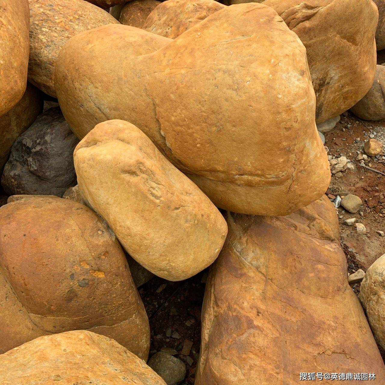 大型黄蜡石原石园林造景工程假山驳岸景观