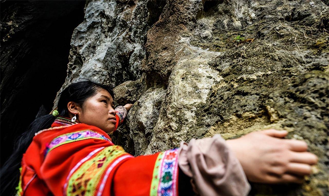 贵州背尸人以背尸背棺材为生徒手攀爬悬崖峭壁上堆满了棺材