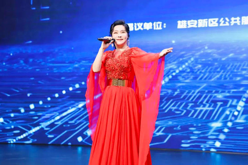 北京四中雄安校区学生代表刘静涵,仇艺涵走上舞台,与雄安新区公共服务