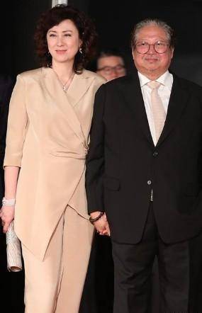 洪金宝国外前妻近照,打扮贵气时髦不输现任,分手29年仍单身_曹恩玉