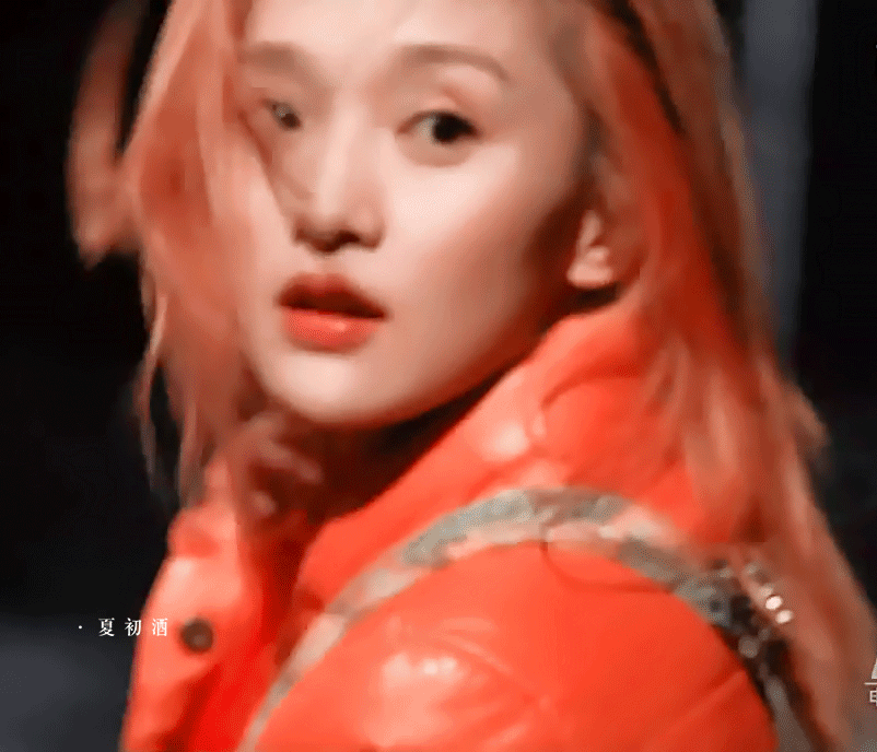 当年的电影中的橘色头发造型,那时的周迅32岁,依然少女感满满.