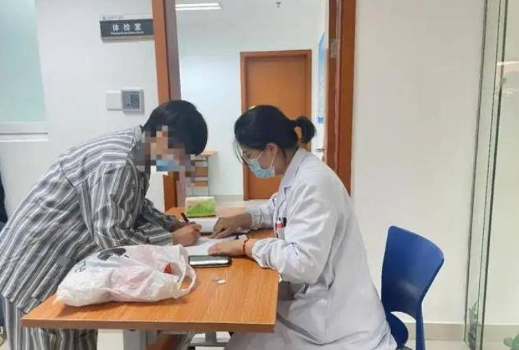 湖南00后女孩"试药"赚钱:一次9000元,抽血23次,钱花完又来试_小文