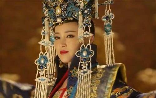 皇后临终不停拉扯身上穿的衣服皇上不解明白后下令为她换衣