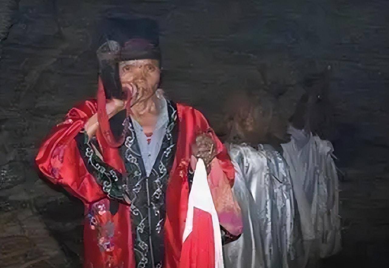 贵州背尸人以背尸背棺材为生徒手攀爬悬崖峭壁上堆满了棺材