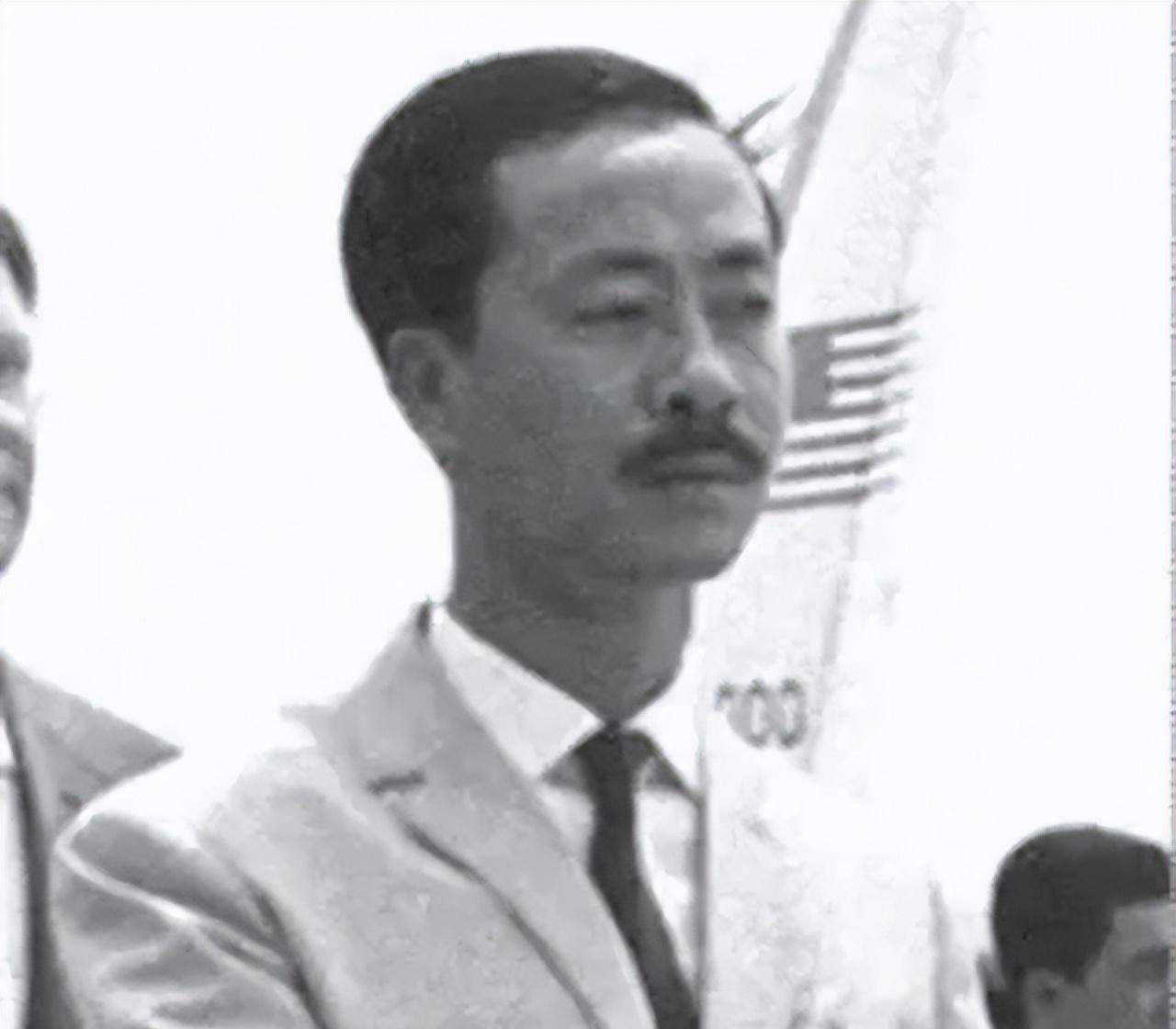 法国人离开后,阮高祺选择了回国,加入了越南空军,并担任要职.