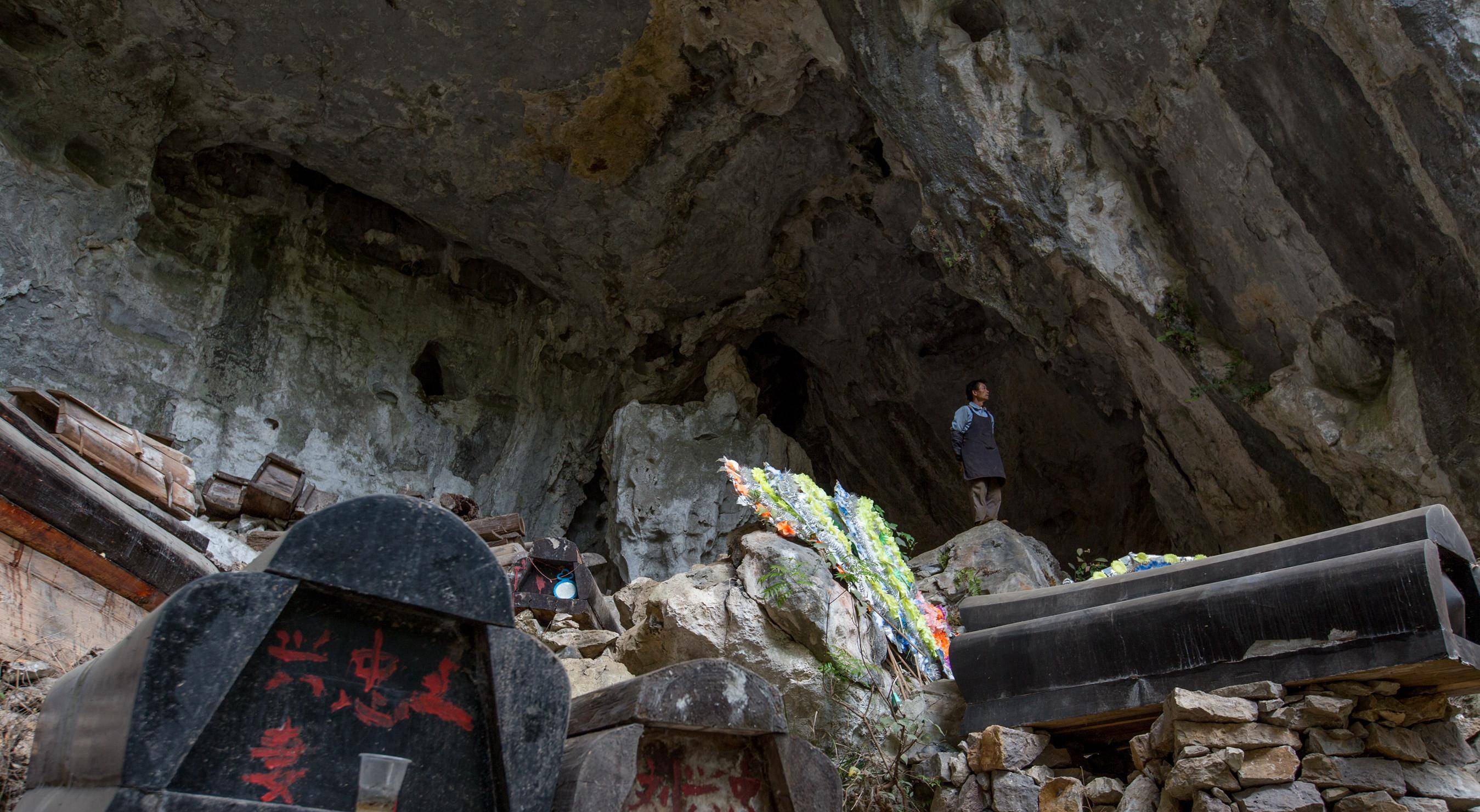 贵州大爷白天搬砖,晚上住洞穴,月薪只有三百_桃花村_传说_山洞