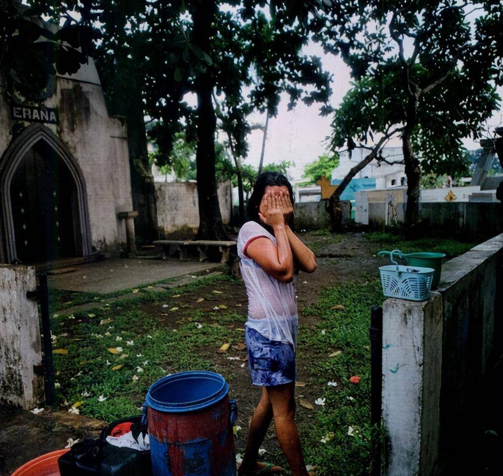 菲律宾活死人区穷人住进公墓扔死人骨头躺棺材上看电视