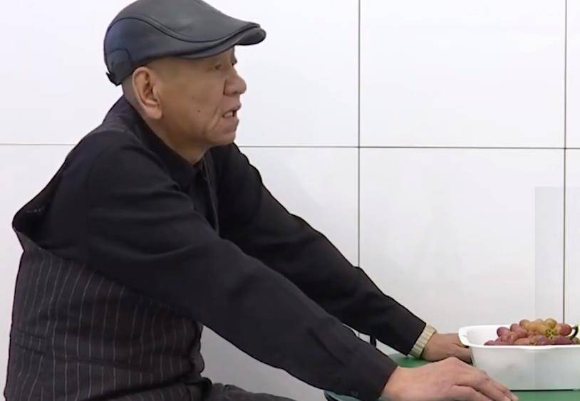吉林58岁大爷啃老92岁父亲,每月到手5000元补贴,直言不够花_大哥_鲁岩