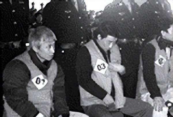 他送出的钱越来越多,贿赂的官员级别也越来越高,后来沈阳市的正副市长