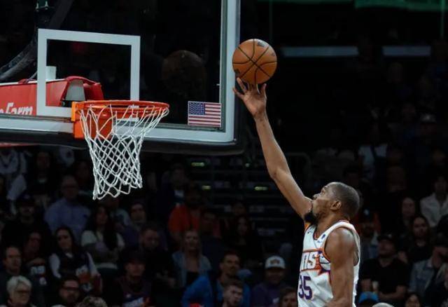 是强,但是季后赛走不远,原因就是没有防守,没有未来_阿伦_比尔_布克