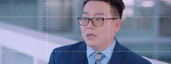 像剧中的销售部总监肖俊秀就是例子,为了赚快钱,让人生产假美颜代替真