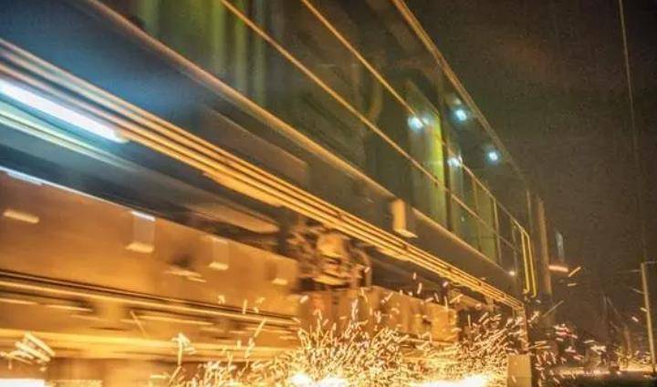 原创2005年女子在火车上如厕踩空地板坠落铁轨后重伤索赔570万元