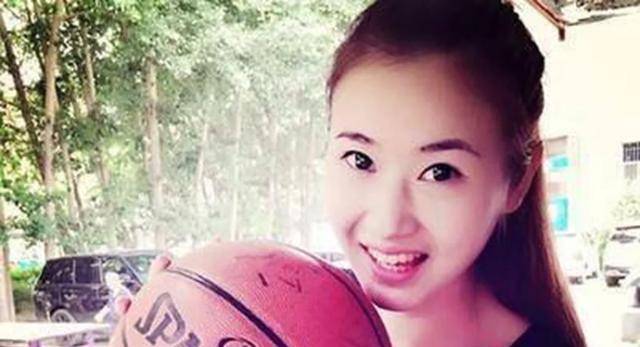原创中国女篮小巨人嫁农村老公身高近2米撞门框婆婆拆门换大的