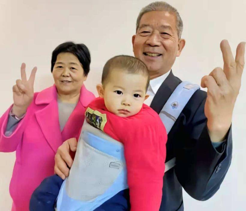 原创2019年67岁老太坚持产女直言退休金足够养活如今却直播带货