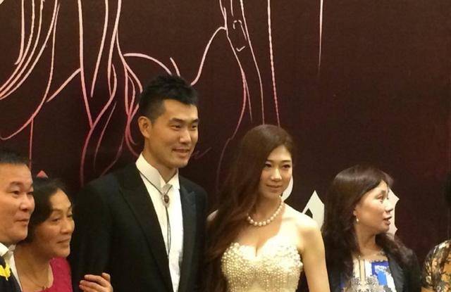 原创王仕鹏男篮巨星转型之路财富自由生活与超模妻子的甜蜜生活