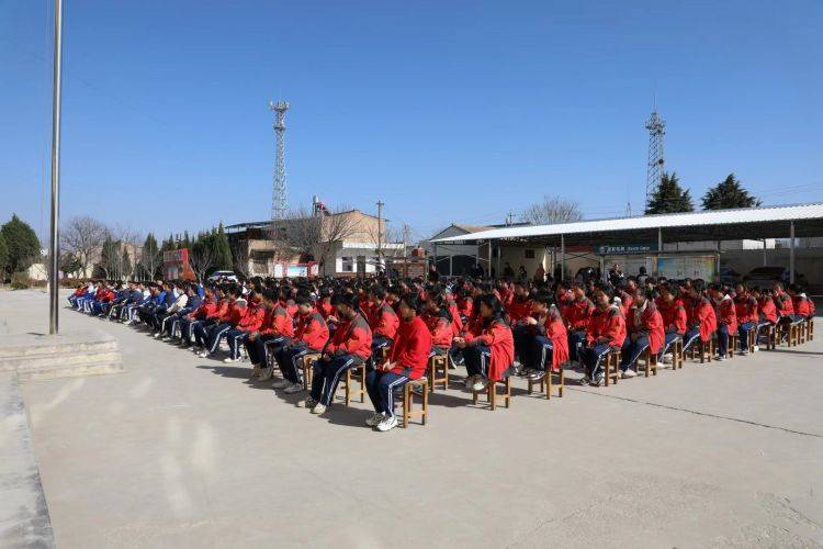 法制教育进校园心理健康促成长乾县峰阳初中法制纪律安全暨心理健康