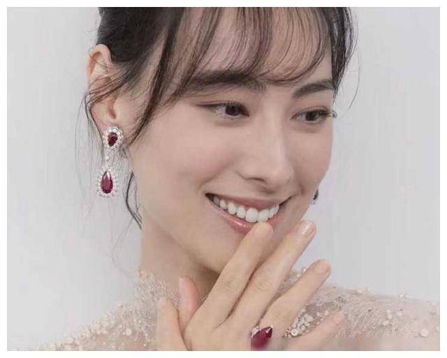 梁洛施疑戴3000w戒指穿上婚纱喊话李泽楷李嘉诚担忧