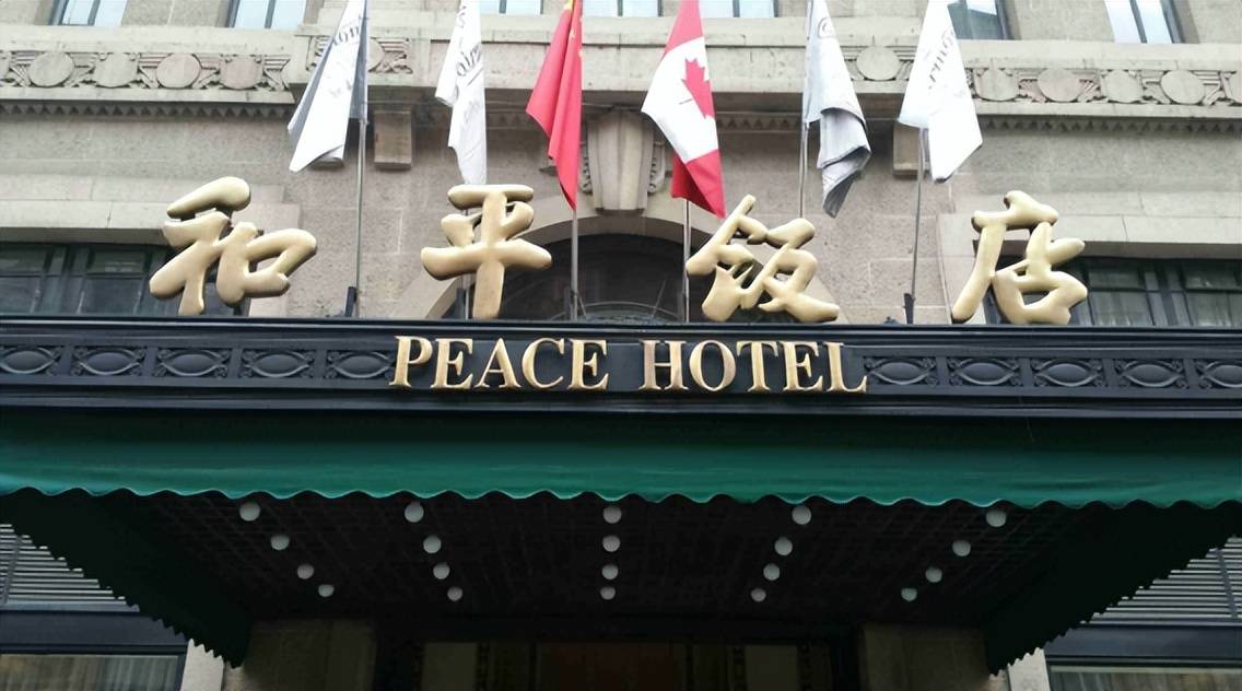 无论是外滩的西餐厅,还是弄堂里的小吃摊,每一处都充满了浓厚的文化