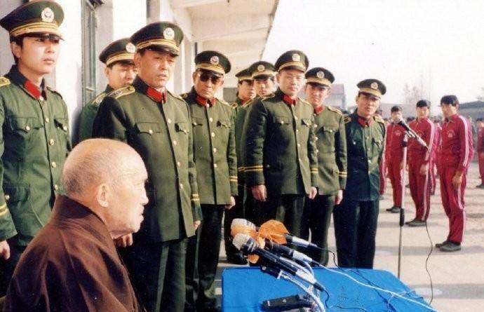 【海灯法师在上海武警指挥学校】肖定沛在报道中写道:"海灯法师的师傅
