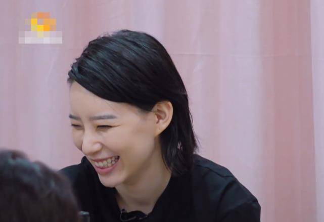 原创李斯丹妮绕了一圈才坐到张雨绮身边被戳穿后的反应甜到心里去了