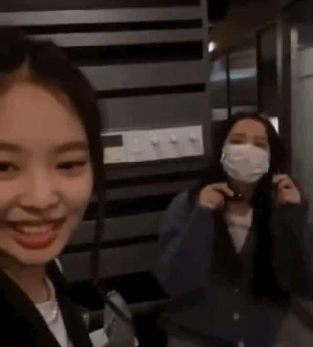 原创jennie午夜出镜权志龙意外出镜穿粉色豹纹秀直角肩二人合作有望