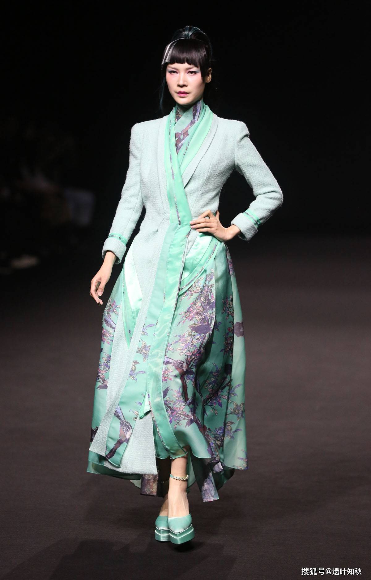 中国初生代超模胡兵重返aw24中国国际时装周尽显儒雅绅士之姿