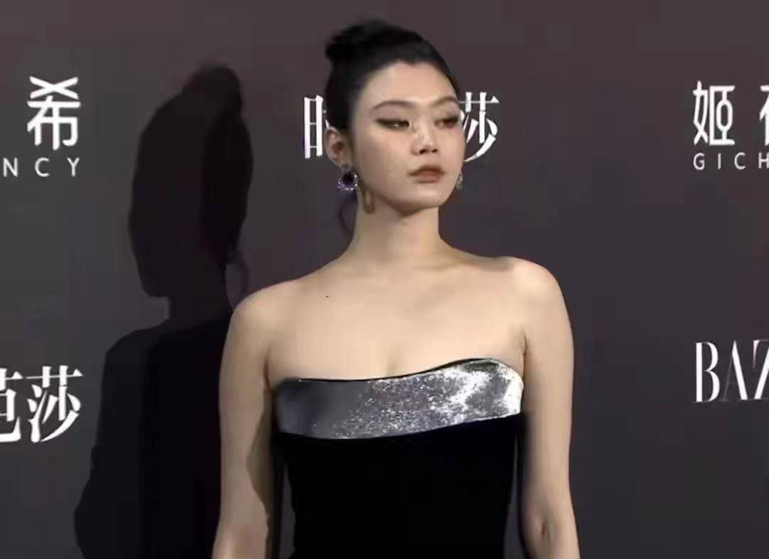 原创奚梦瑶胖到认不出来抹胸礼服勒出副乳真壮硕肩宽体胖头太小