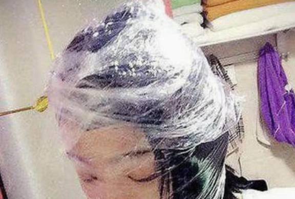 保鲜膜7大妙用,家中每个地方都能用上,省钱好用,还能护理头发_马桶