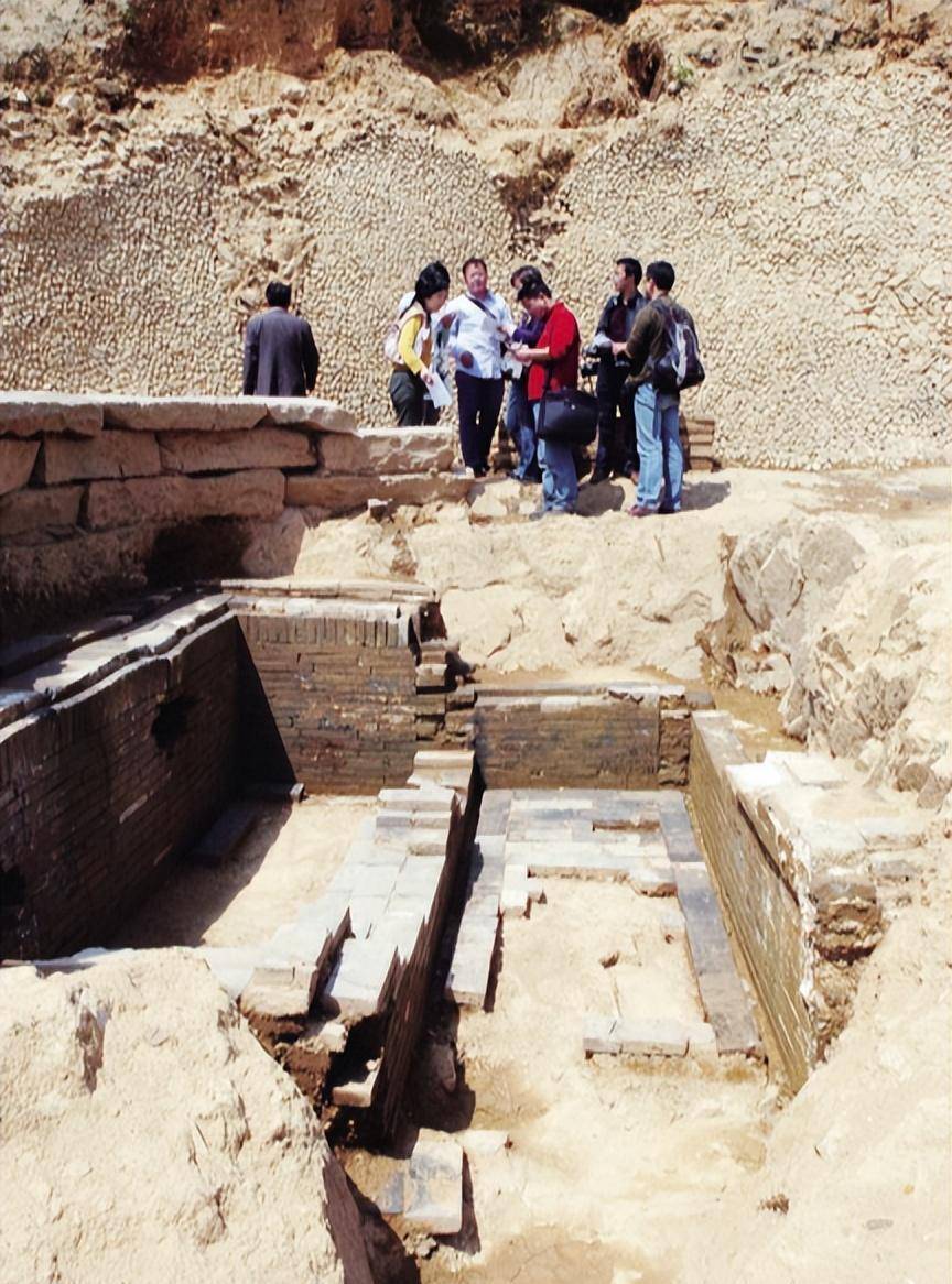 1985年湖南发现古墓墓中女尸舌头吐在外面男尸旁有元朝钱袋